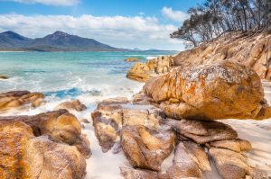 Barevné skály na pláži v Tasmánii - Zájezd Australie - Zájezd a dovolená Austrálie
