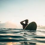 Surfař na klidné hladině oceánu při západu slunce – Surfování na Novém Zélandu